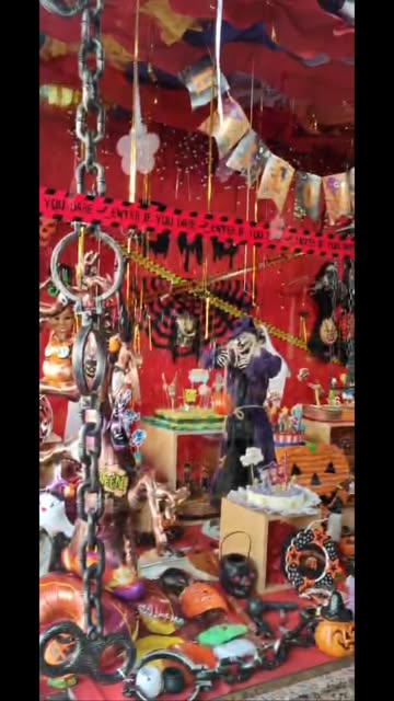 Vidriera de Halloween con calaveras, cadenas, zombies y telarañas sobre fondo rojo